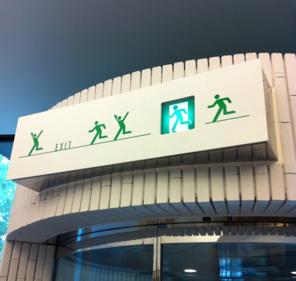 sinjow:  (via 軽井沢現代美術館の非常口サインが素敵過ぎる。…