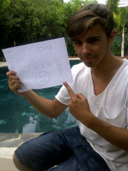 everydaylastsforever:  sexytimewithsykes:  forever-a-warzone:  He’s on twitter strike..  idc about him not being on twitter he looks sexy   HIS HAIR. THE FRINGE. OMG, HES SUN-BLONDE. 