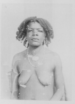 vintageblackbeauty:  Luanga, 27 ans, née