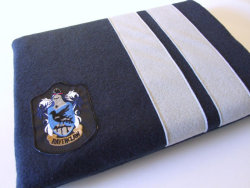 ravenclawdia:  I just bought this MacBook sleeve from Etsy, and I am giddy.  LOVE and want a Gryffindor one!!!