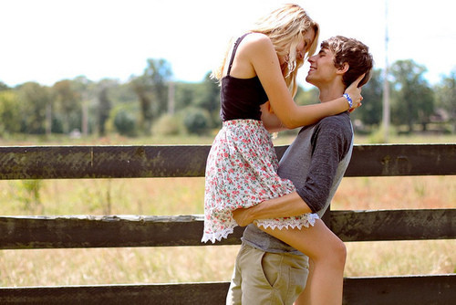 As pessoas falam de amor como um sentimento comum. E não é. O amor é um conjunto de coisas:admiração, respeito, paciência, paixão.
