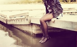  Eu posso fingir um sorriso, eu posso fingir ser feliz, eu posso fingir muitas coisas, mas não posso fingir que não te amo. 