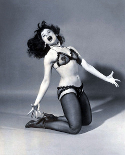 burleskateer:  Patti Waggin busts out an