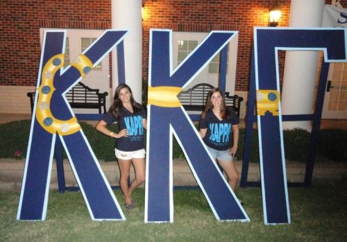 lolothelioness:alisoncitysoundtrack:kappa kappa gamma, that’s what I amma!(me on the left)Sick lette