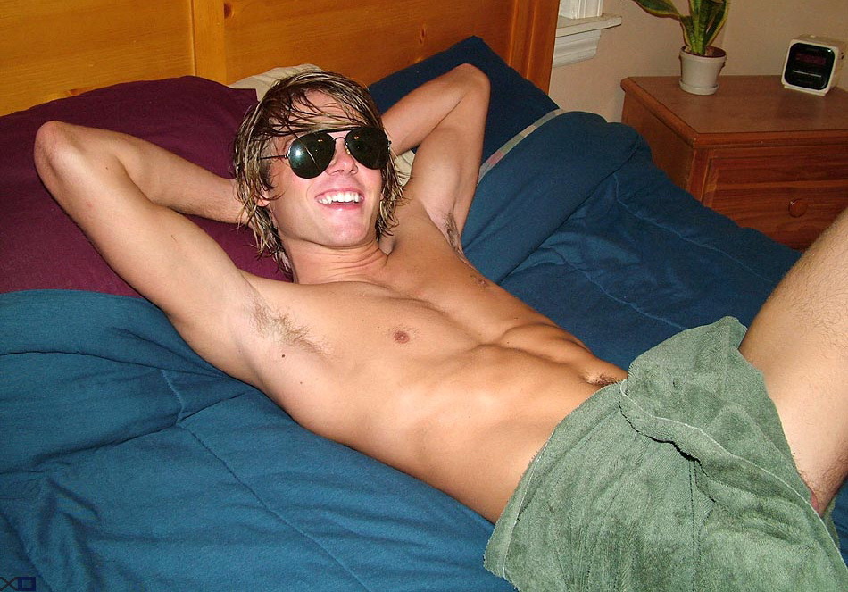 uphisshorts:  Love that peek of the sack.