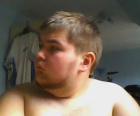 cam4chubs:  nudeboy92   this is kinda like the body my man has&hellip; dayum..