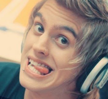 stupidlikeyou:  Hoje não é um simples domingo, é o domingo do Thomas! A quatro