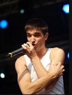 twireland:  Tom Parker &lt;3  the armsssss!!