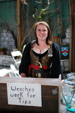 fairefest:  Wenches work for tips (by radargeek)