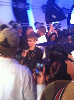 itsryangood:  purplebieberstunna:  jbnewss:  Justins Here!!    he’s wearing glasses. I KNEW IT WAS HIM I SAW FROM THE BACK 