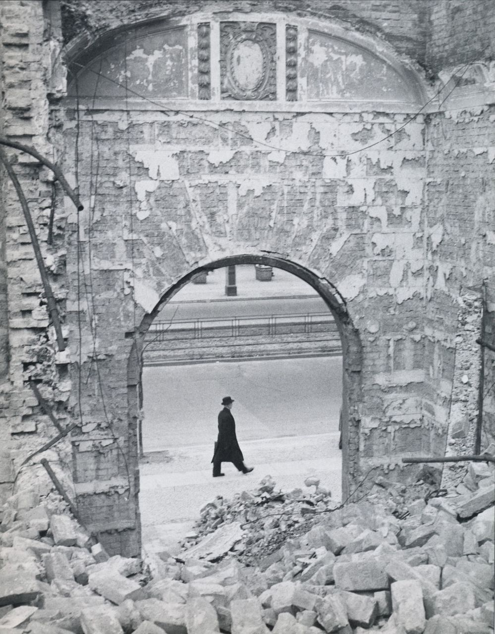 liquidnight:  Herbert Tobias Herr X und das Haus Kurfürstendamm 198 Berlin, 1954