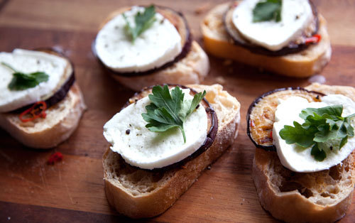 Great tapas or antipasti: crostini con melanzane, formaggio e prezzemolo!!!