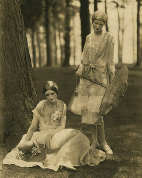 maliciousglamour: Marion Morehouse and Helen Lyons, 1926Photographer: Edward SteichenDresses by Karg