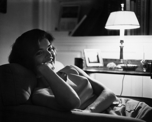 theniftyfifties: Jackie Kennedy at home in Georgetown, 1959.  Photo by Mark Shaw.