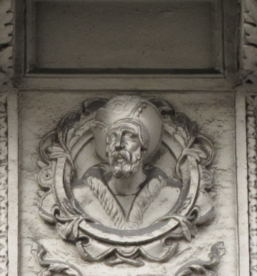 Reliefs of Héloïse and Abélard : 54, rue Notre-Dame-de-Lorette, Paris 9th arr.by Tangopaso