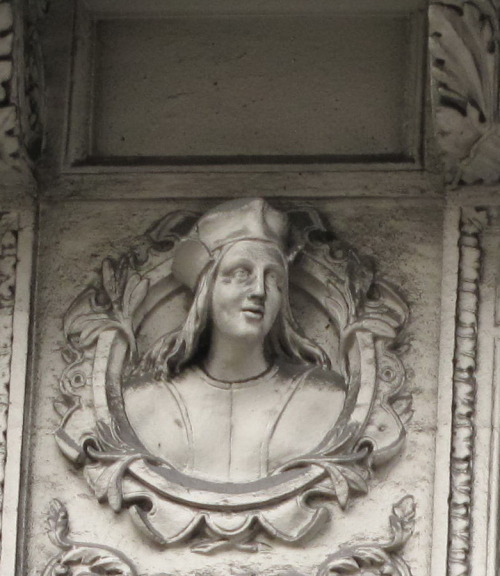 Reliefs of Héloïse and Abélard : 54, rue Notre-Dame-de-Lorette, Paris 9th arr.by Tangopaso