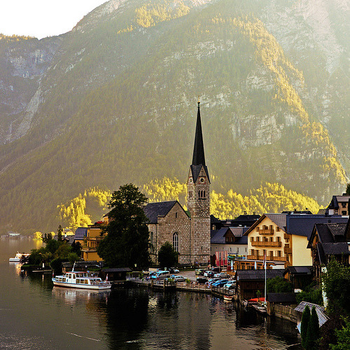 A começar pela iluminação… se olhar bem, com certeza lerá um poema!  allthingseurope:
“Hallstatt, Austria
(by Polgár Ádám)
”