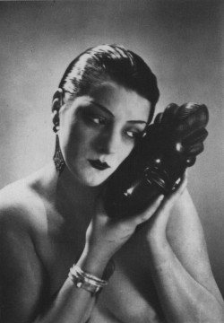 maliciousglamour: Noire et Blanche, 1926Photographer: Man Ray Model: Kiki de Montparnasse (Alice Prin)