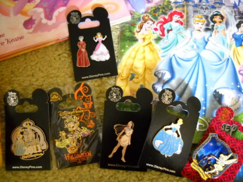 thewayitscalling-me-tangled:pinkdisneyprincess:All the souvenirs I brought back from WDW!Both the Ta