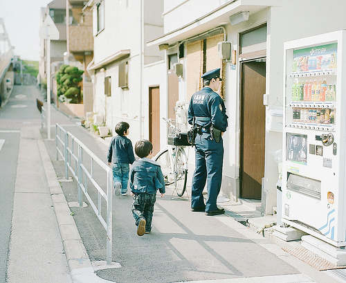 hachimitsu:  the police (by Hideaki Hamada) 