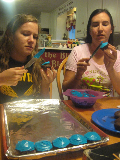 talinbirnelli: Making Tardis cupcakes with my sisters somethinginreturn.tumblr.com/ and http: