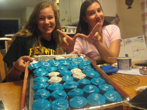 talinbirnelli: Making Tardis cupcakes with my sisters somethinginreturn.tumblr.com/ and http: