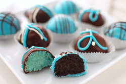 barbieisabitchh:  blue velvet cake truffles.