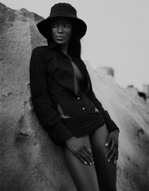 Model: Naomi CampbellPhotographer: Patrick Demarchelier (@Pirelli Calendar 2005)