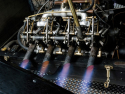 oldschoolgarage:  The power of a 1920’s engine. Curtiss racing engine. 