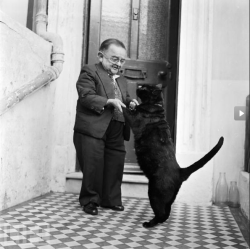 nasturtiummm:  In 1956, Henry Behrens was the world’s smallest man. Here he is dancing with his cat. 