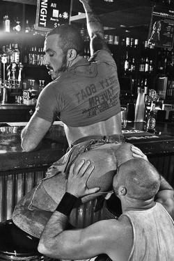 Joegillis:  Haus-O-Ass:  The Way I Pay My Bartenders …..With My Tongue!!    Imagine