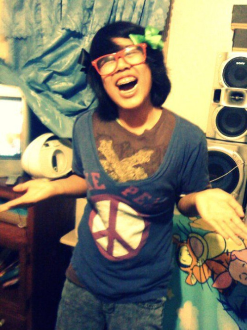alvuuuuun:  THIS IS GONNA BE THE MOST EMBARASSING PICTURE OF ME THAT IMMA PUT ON TUMBLR. hahaha, fucking stuffed other shirts in my shirt so i have bewbiez. maan, theres a bunch of old embarassing pictures like this in my myspace. x)   haha jk Alvin.