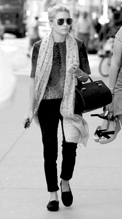 mary-kateandashleyolsen:  NEW! Ashley in NYC - August 2011 