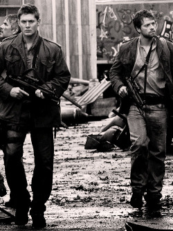 famatah:  mishasminions:  FUCKING THIGH HOLSTERS AND GUN SLINGS.  THIS^^THIS ALL UP IN HERE^^  I&rsquo;m just reblogging this again because Jensen looks like a bad ass mother fucker and I just think this picture is sexy as hell.