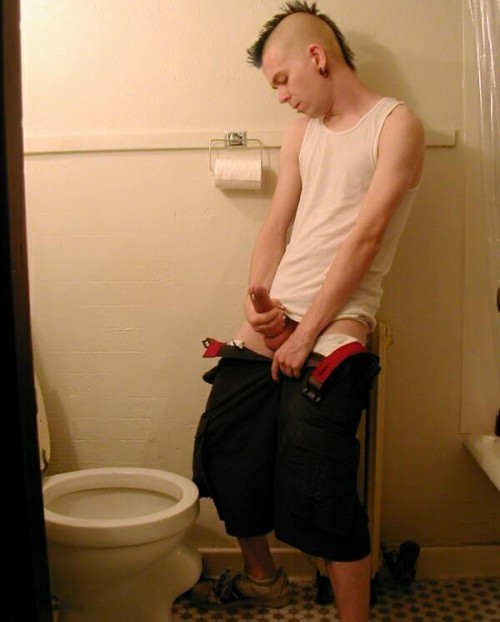 queer-ass-punk:  Pee-time 