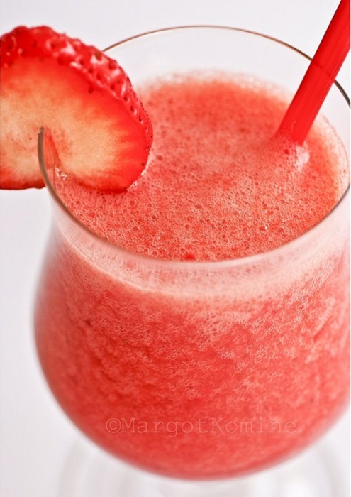 healthy-island:  Strawberry Smoothie w/ Dash of Lemon 10 frozen strawberries 1 spoon of lemon juice ¾ cup water 