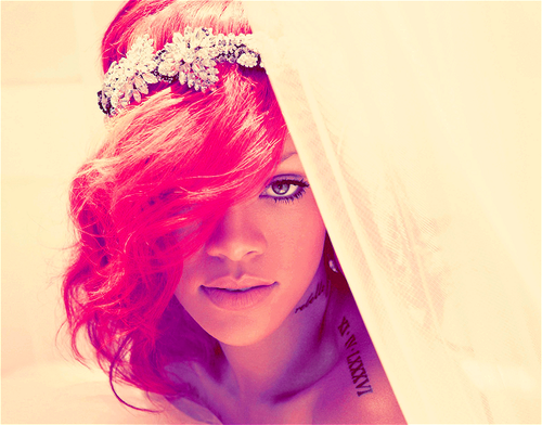 uma-puta-falta-de-sacanagem:  Rihanna: Red Hair:  Katy Perry: Blue Hair.  Nicki Minaj: