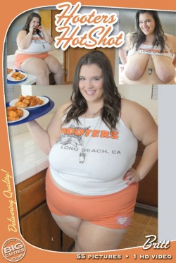 imissmysandra:  This is what Hooters girls should look like… 