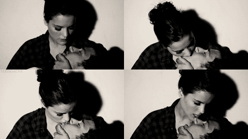 frasesmalfeitas:   “Eu te desejo de todas as formas. Te desejo me abraçando, te