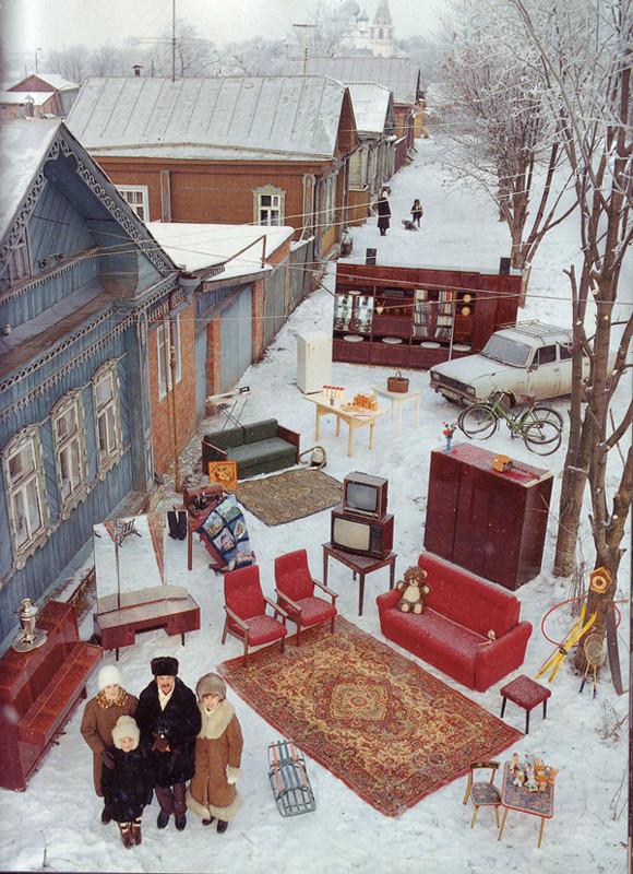 palderjanipanda:  Families with their personal possessions. 