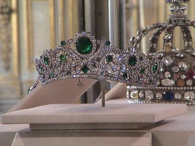 monarchiesoftheworld:  The emerald and diamond tiara of Marie-Thérèse-Charlotte, the Duchess of Angoulême This is one of the few crown jewels of France to survive being unaltered. Most of the French crown jewels were stolen, sold, or altered. Many