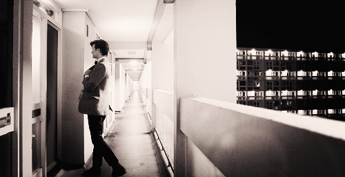 stormcages:   #I love how he can’t keep still even to knock on someone’s door#KNOCK #NOW TWIRL 