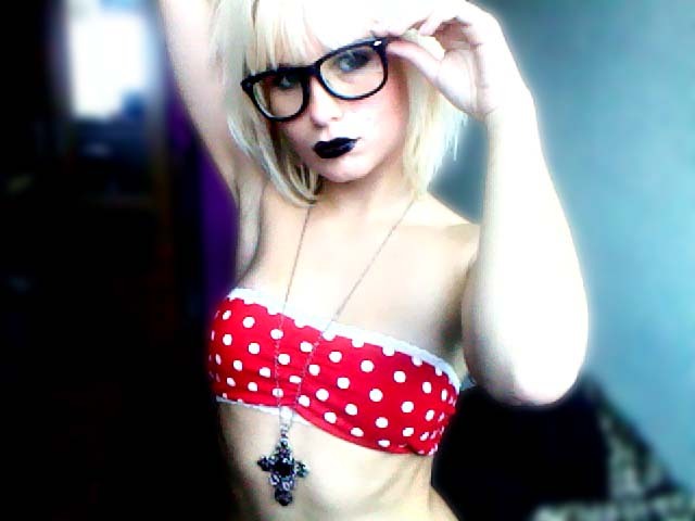 sin-sex-satan:  mary—louise:  wah man so bored today. got a headache as well :/