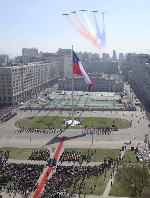 soybronwynpo:  padecirctm:  gefallenerengel:  Esto no es patriotismo, es idiotez. Destinar dinero de TODOS los  chilenos para que una tropa de imbéciles tenga aviones, tanques o barcos  para jugar. Las FF.AA. deberían limitarse a una fuerza de autodefensa