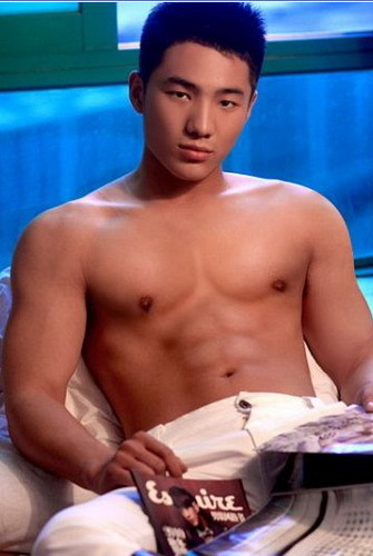aznmen:  appreciated the parade of ripped bodies. The movie made a record ๖   million in its first weekend and earned more than 蹢 million  worldwide since its release in March 2007. At MensHealth.com, 300 has been a sensation as well. Ever since