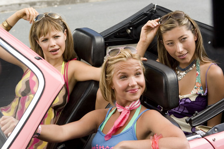 imafreebitch-on-theedgeofglory:  LOL..its Jenna from Pll in Aquamarine (passager seat) 