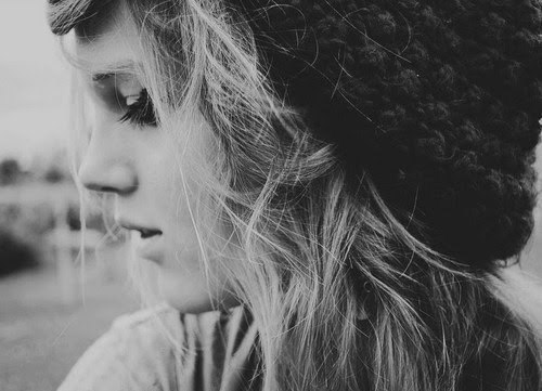 Talvez isso tudo seja uma farsa, talvez eu seja a garota que vai quebrar teu coração novamente, e você não quer isso, mas mesmo assim você insiste. Amor instantâneo? Talvez.. Mas, eu não vou ser quem vai estragar tudo dessa vez .