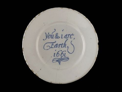 artycles:“You and i are Earth 1661”. Tin-glazed earthenware plate found in a London sewer, from the 