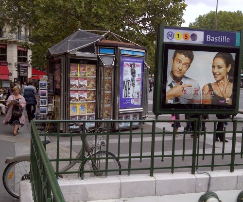 newsweek-paris-france:  Kiosque: If you’re aching to see French come out of Justin Timberlake’s face