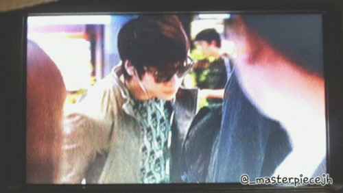 SHINee arrive back in korea 110908